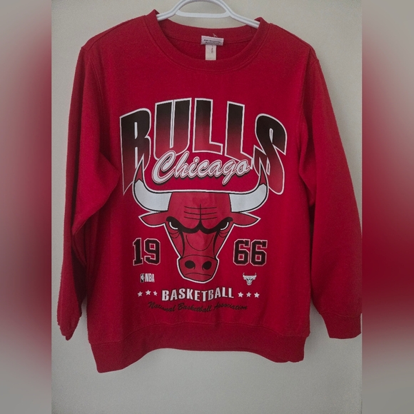 NBA Tops - Ladies Chicago Bulls Sweatshirt